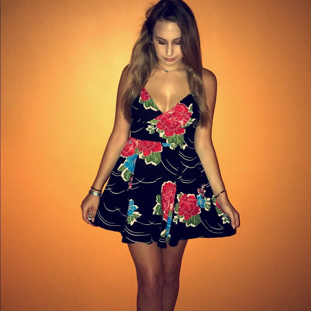 Cute floral dress!